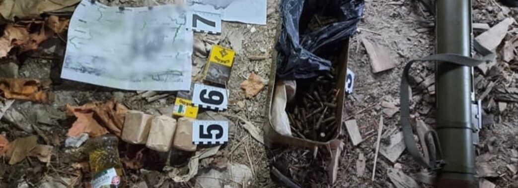 Гранатомет, гранати та ящик з набоями: на Рівненщині біля кордону виявили схованку із боєприпасами