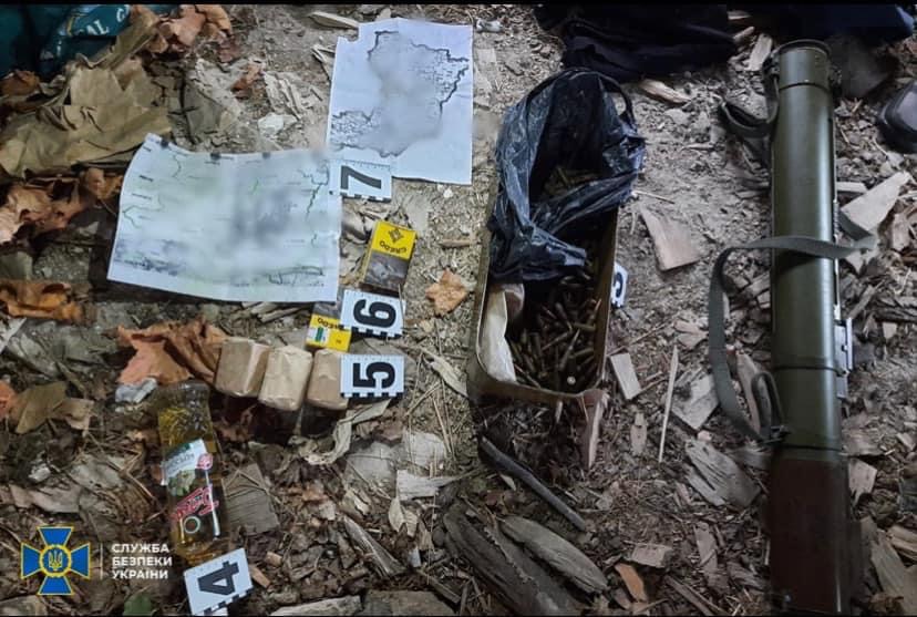 Гранатомет, гранати та ящик з набоями: на Рівненщині біля кордону виявили схованку із боєприпасами