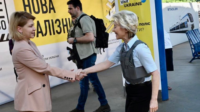 Голова Єврокомісії прибула до Києва обговорити заявку України до ЄС