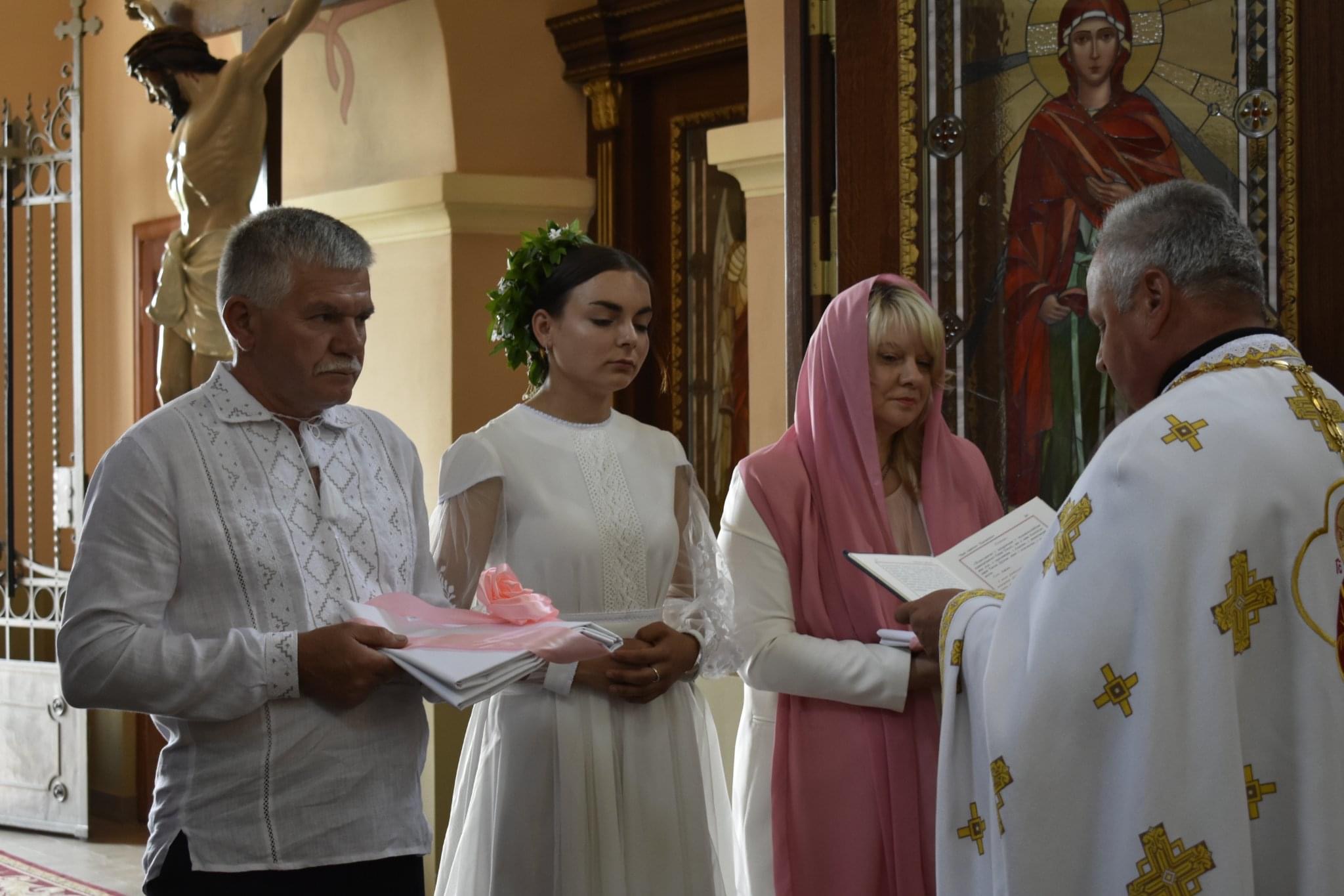 Хрещеними стали місцеві: переселенка з Київщини прийняла тайну хрещення на Львівщині