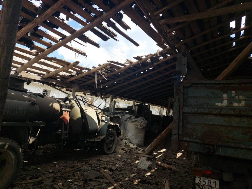Зруйноване зерносховище та пошкоджена техніка: наслідки нічного обстрілу Чернігівщини