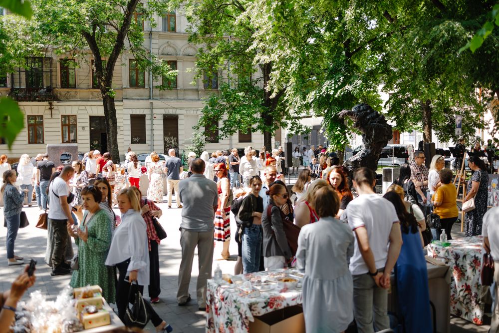 На благодійному ярмарку у Львові для військових зібрали близько 150 тисяч гривень