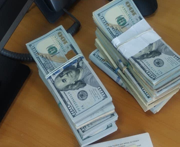 У пункті пропуску «Рава-Руська» затримали жінку з понад 100 тисячами доларів