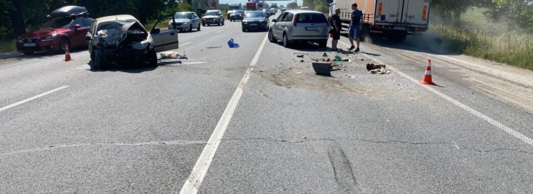 Неподалік Львова п’яний водій спричинив масштабну аварію: його та ще двох осіб забрали до лікарні