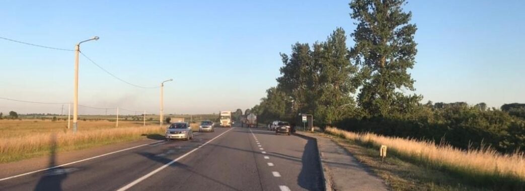 На Львівщині велосипедист врізався у припаркований на узбіччі причеп і загинув