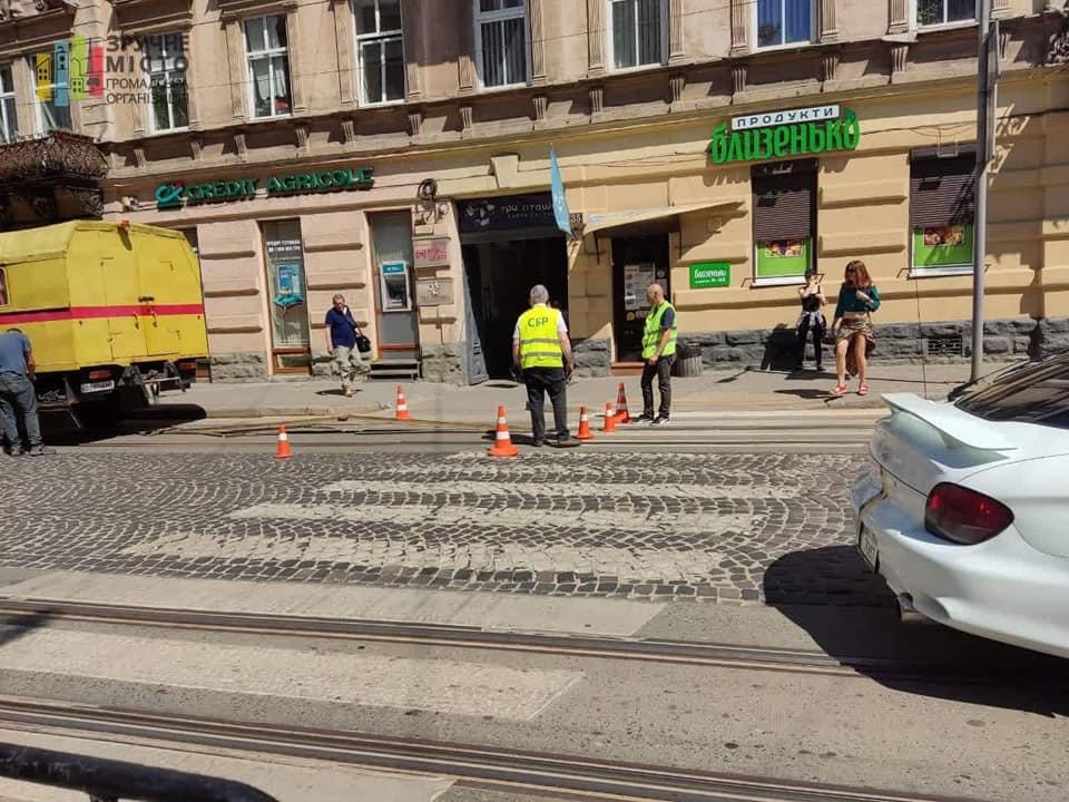 Не витримують навіть колії для трамваїв: у Львові через спеку деформувалася рейка