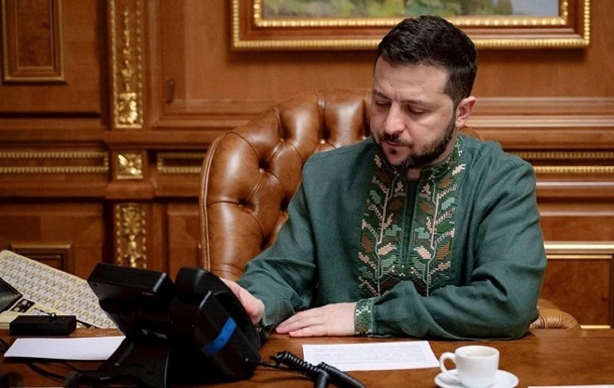 Вишиванку Зеленського продали на аукціоні за 100 тисяч доларів