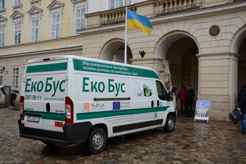 Екобус для збору небезпечних відходів у Львові відновлює роботу