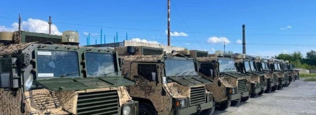 Українські військові отримали броньовані машини Pinzgauer