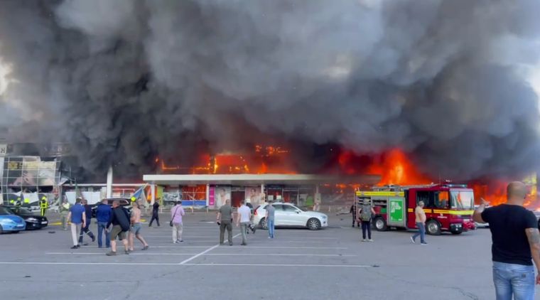 «Кількість жертв неможливо навіть уявити»: у Кременчуці ракети влучили по торговому центру (ВІДЕО)