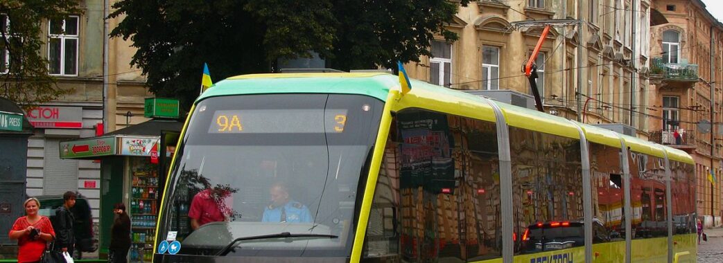 У львівському трамваї пасажир без квитка побив контролера