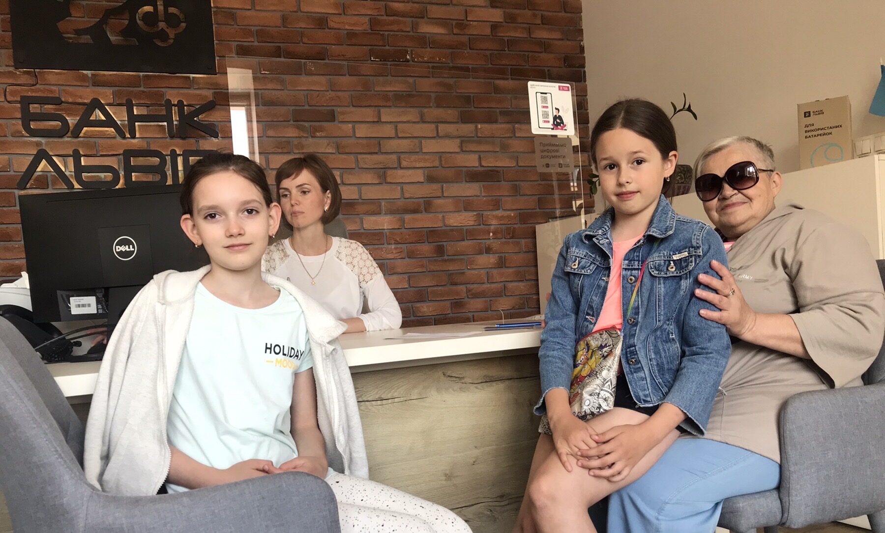 Маленькі самбірчанки створюють і продають малюнки, аби допомогти війську