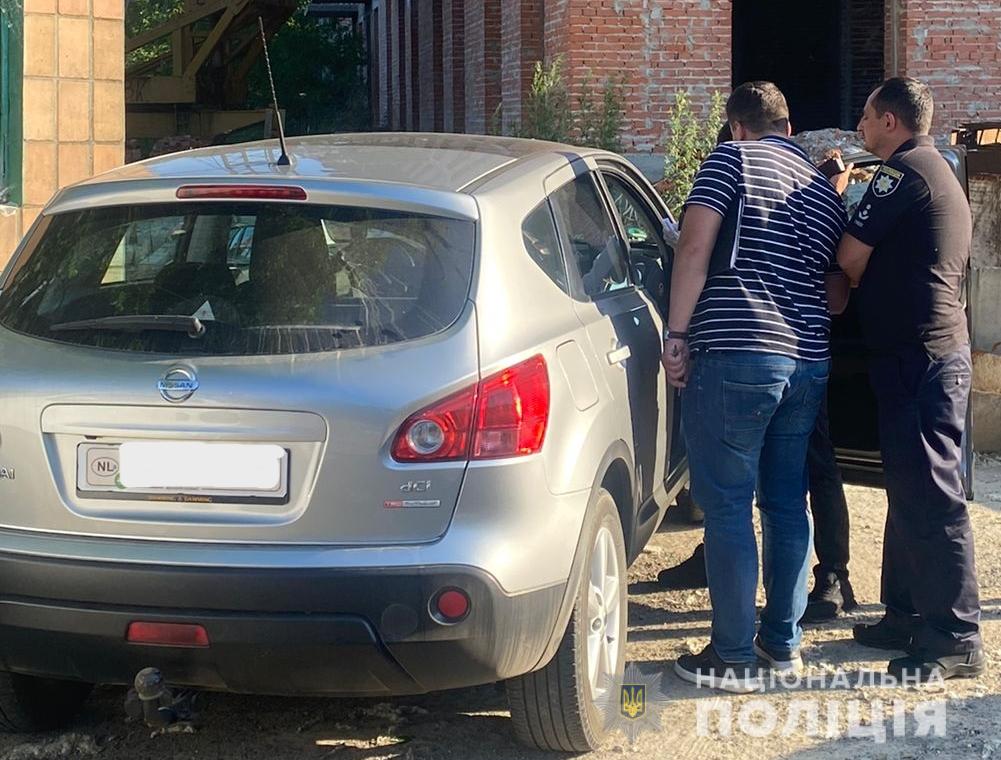 Раніше судимий стриянин викрав автомобіль Нісан і втік на ньому до Івано-Франківська