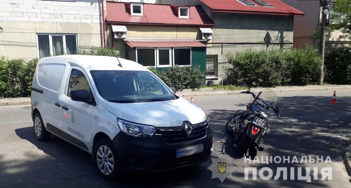 50-річний байкер та його 55-літня пасажирка постраждали у ДТП у Львові