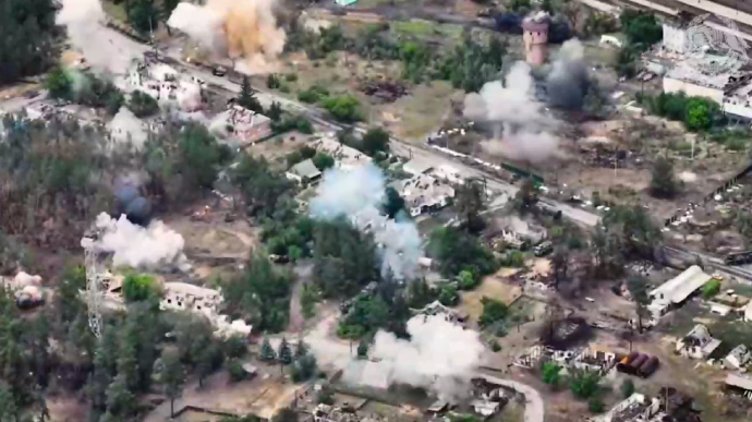 Новенькими HIMARS: ЗСУ рознесли два командні пункти росіян (ВІДЕО)