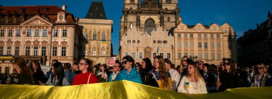 Влада Чехії обмежує виплати українським біженцям
