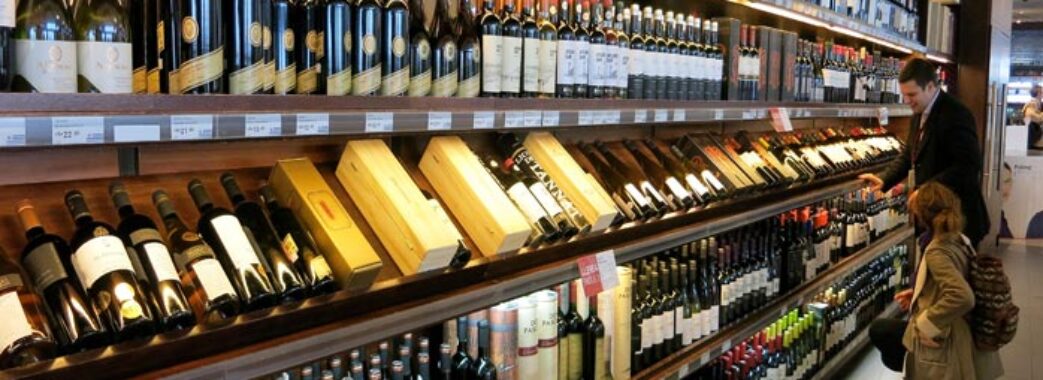 У Львові дозволили продаж міцного алкоголю: коли і де можна придбати