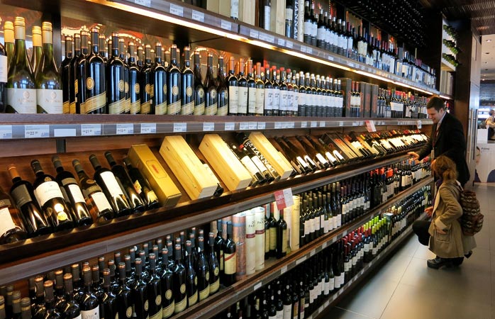 У Львові дозволили продаж міцного алкоголю: коли і де можна придбати