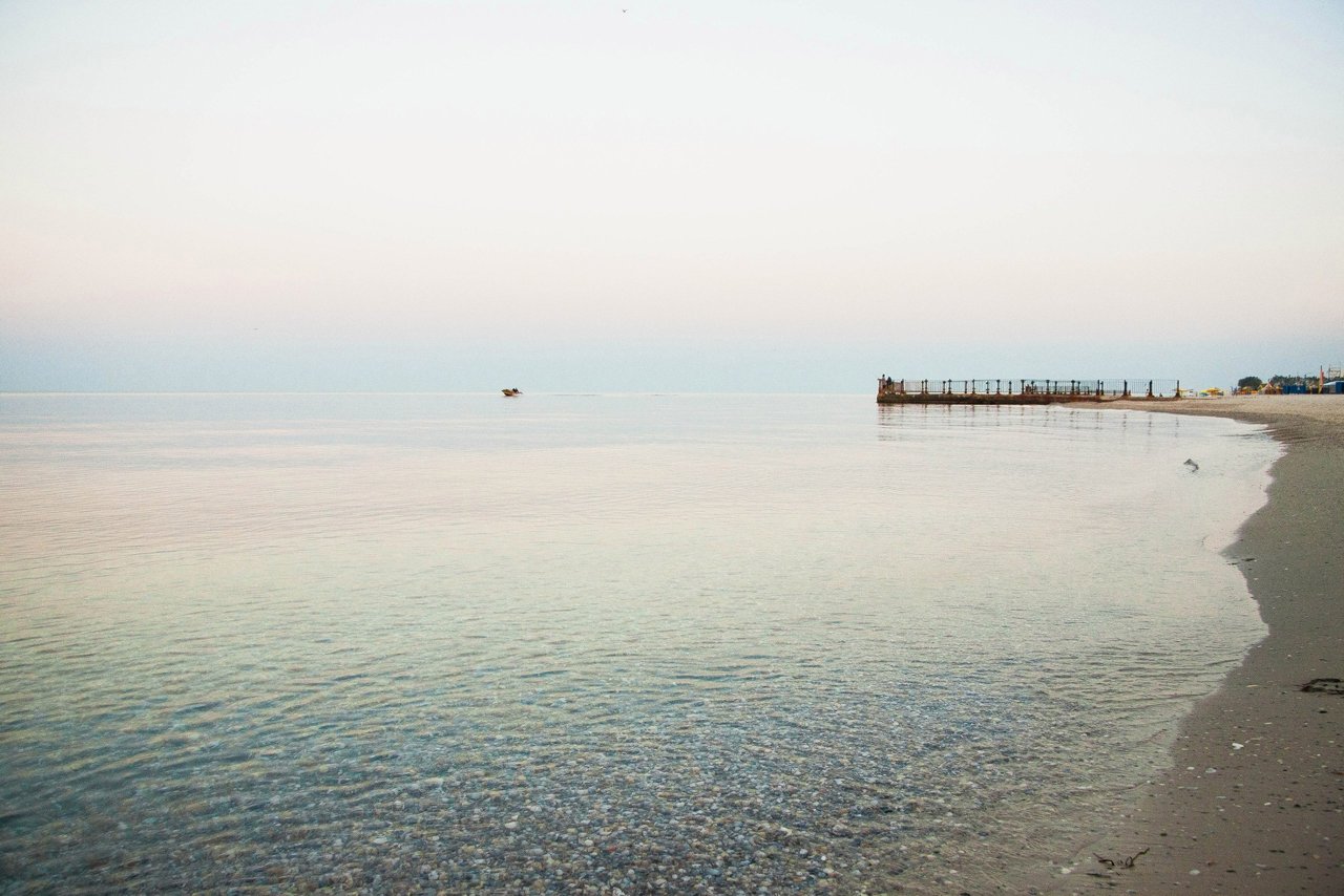 На пляжі Херсонщини на ворожій міні підірвались троє людей: усі загинули