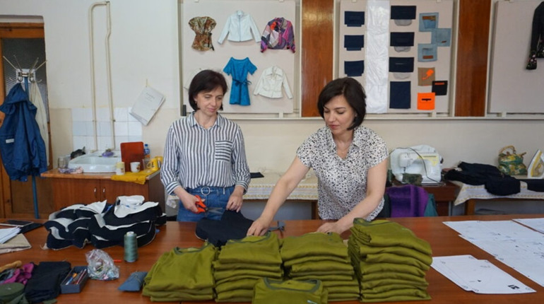 У Дрогобичі волонтерська група жінок пошила понад дві тисячі балаклав для ЗСУ