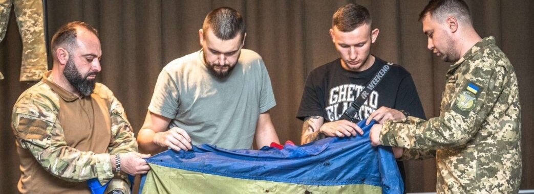 Український прапор, що майорів над “Азовсталлю”, передали до музею