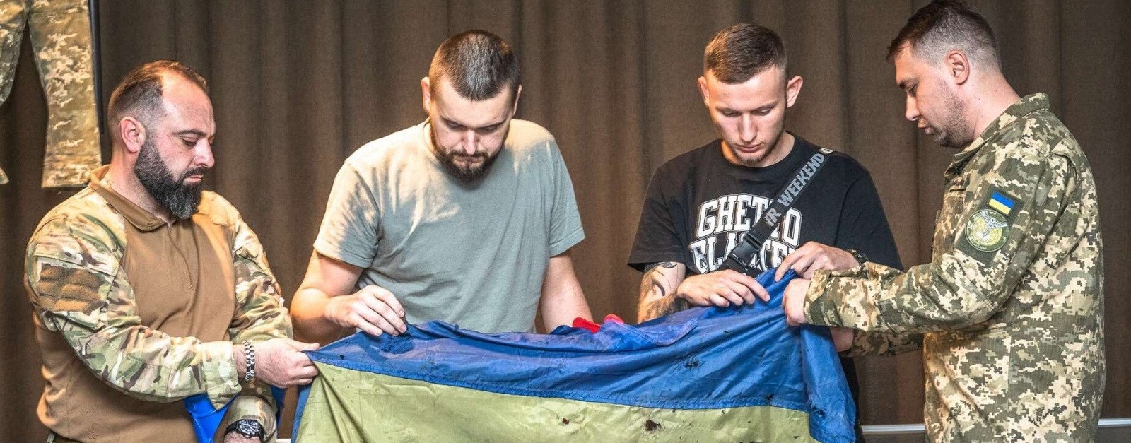 Український прапор, що майорів над “Азовсталлю”, передали до музею