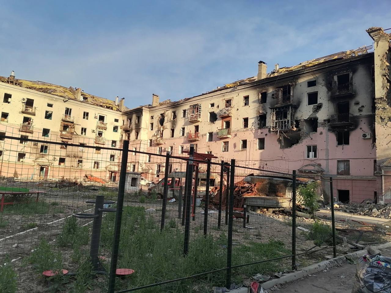 У Маріуполі під завалами будинку виявили тіла сотні загиблих містян