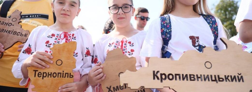 До Дня Конституції діти в центрі Львові склали дерев’яну карту України