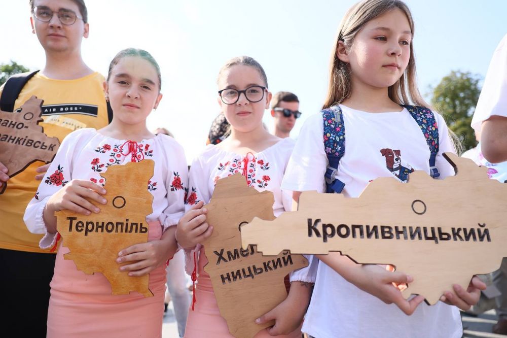 До Дня Конституції діти в центрі Львові склали дерев’яну карту України