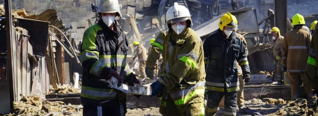 Під час розбору завалів у Кременчуці травмувалися двоє рятувальників