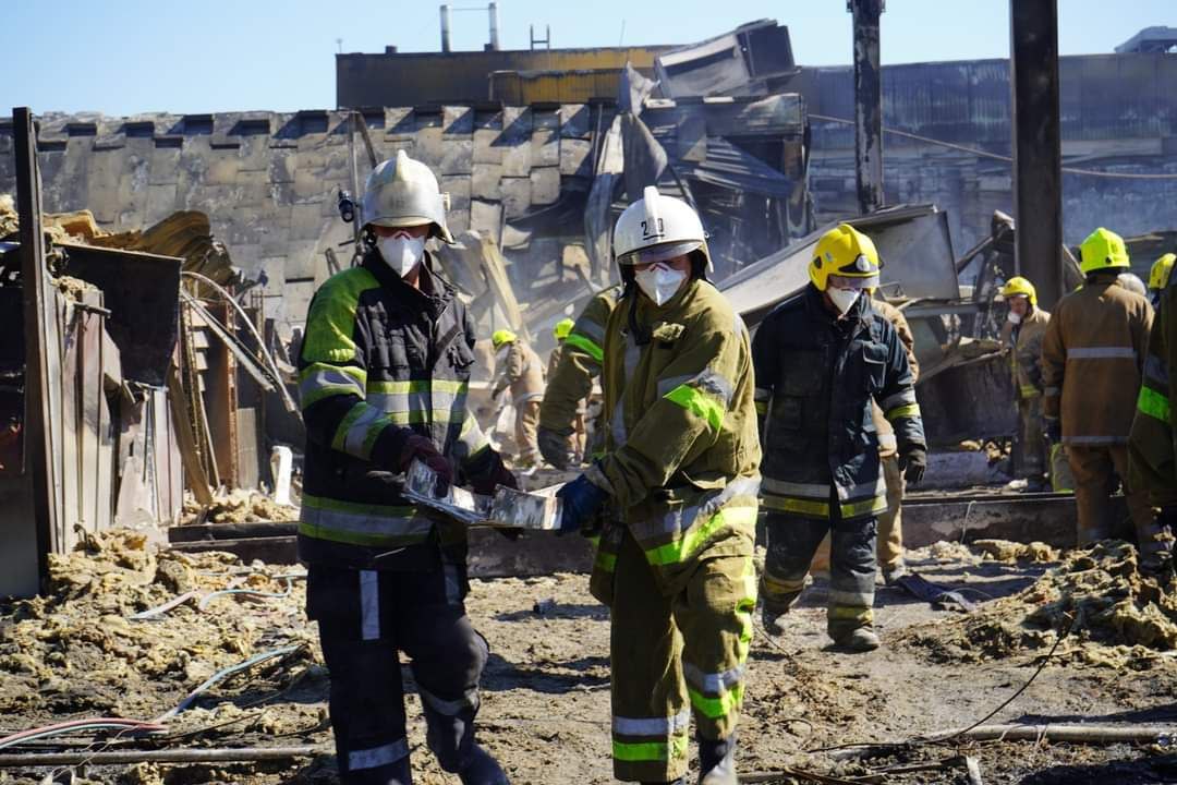 Під час розбору завалів у Кременчуці травмувалися двоє рятувальників