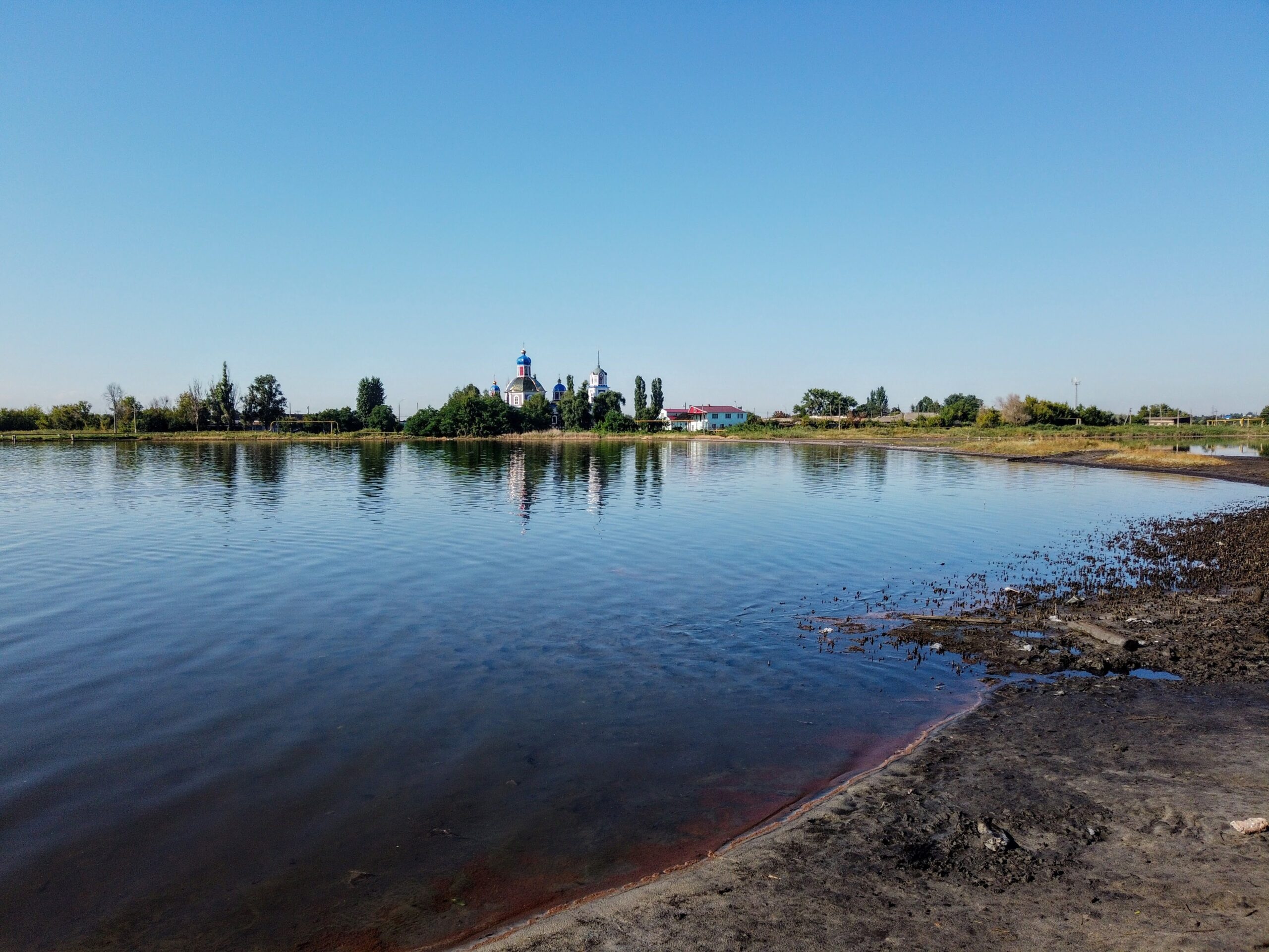 На Харківщині снаряд потрапив в озеро, де купались діти