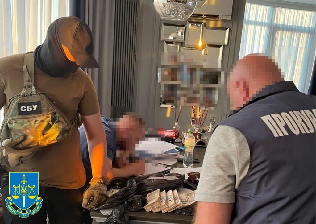 На Львівщині легалізували росіян: викрили посадовців з сотнями тисяч доларів