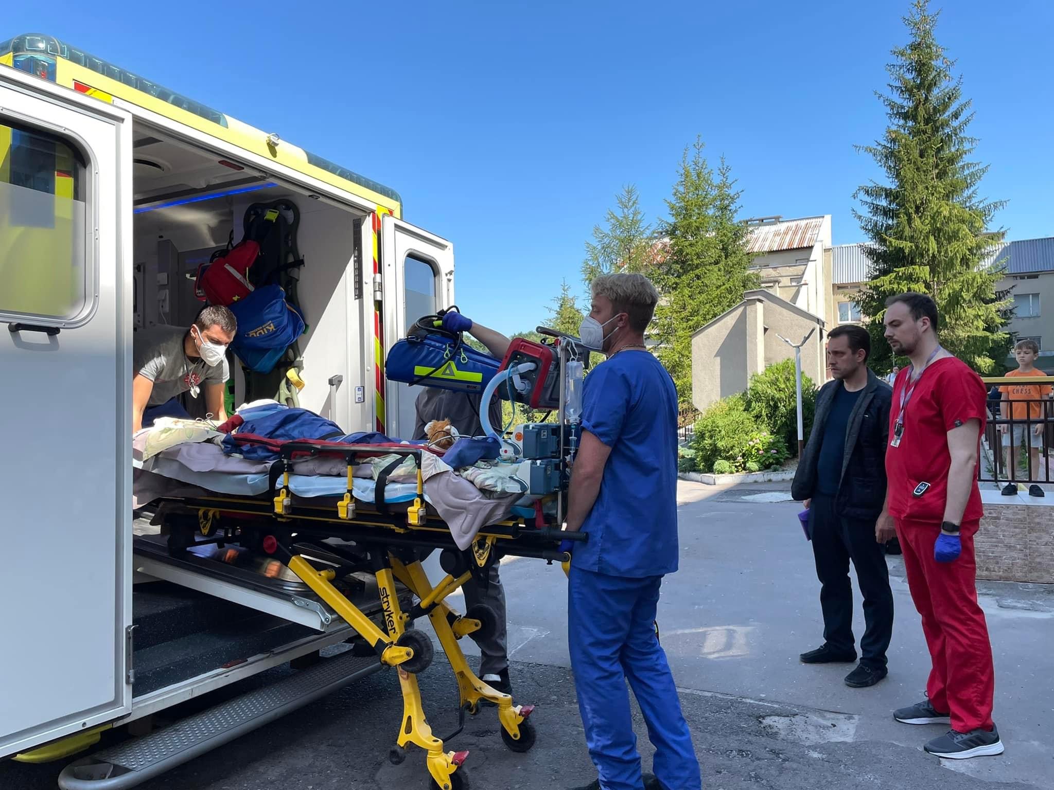 Маленький львів’янин, який потрапив під обстріл у Вінниці, їде на лікування в Німеччину