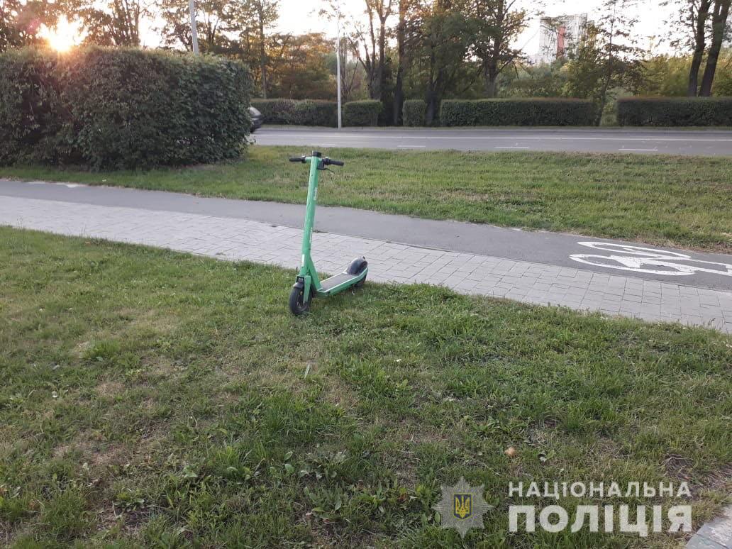 У Львові зіткнулися електросамокат і легковик: 22-річну жінку забрали до лікарні