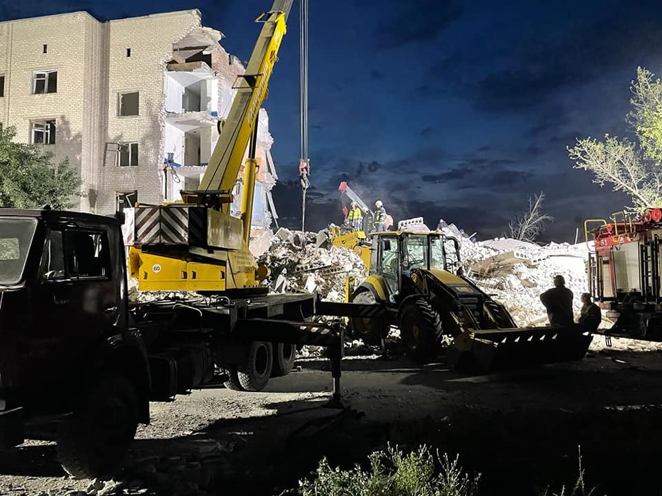 Понад 30 людей знаходяться під завалами 5-поверхівки, яку обстріляла рф на Донечиині