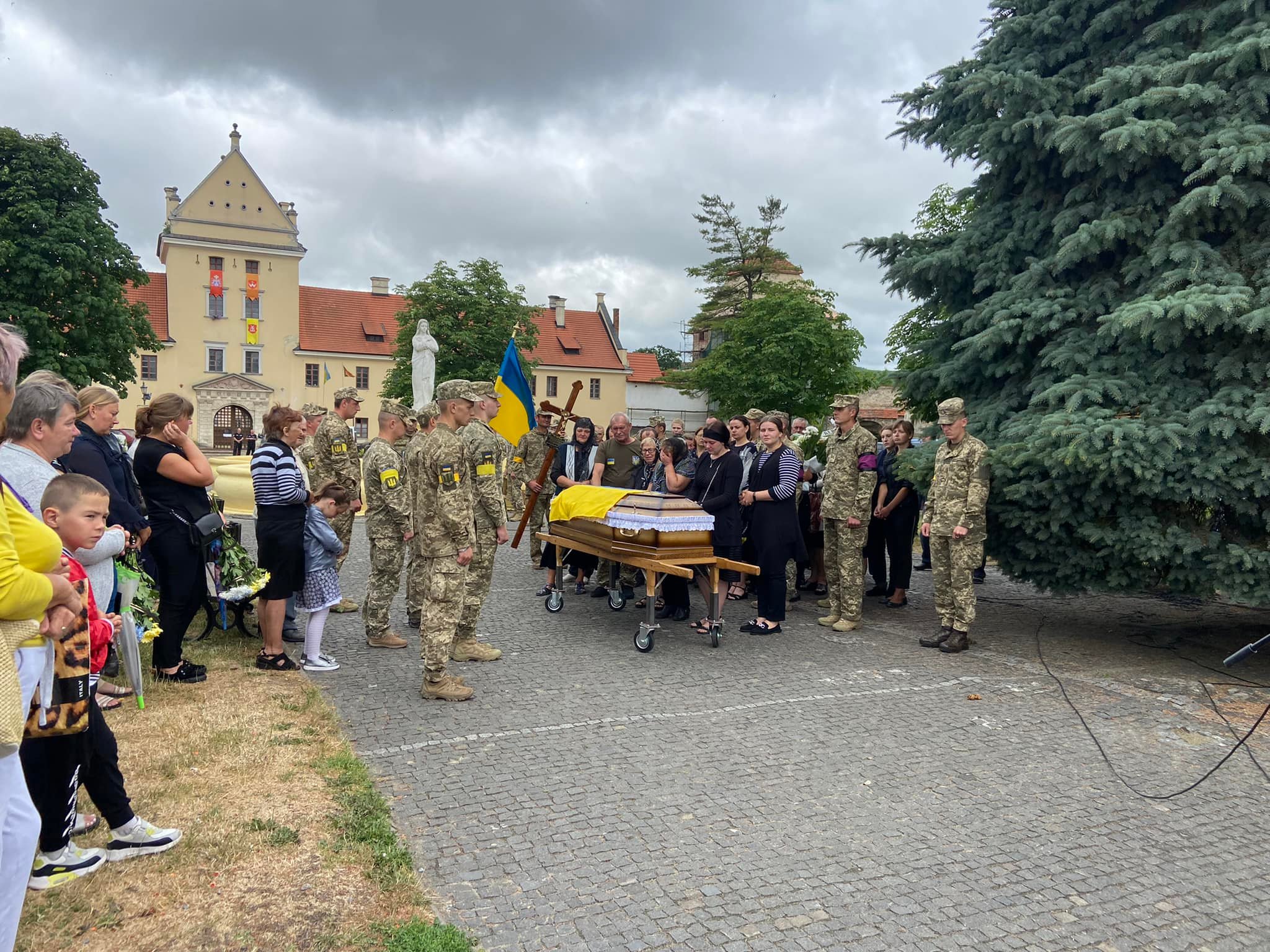 Сьогодні на Жовківщині попрощалися з 20-річним захисником Олександром Білоголовським