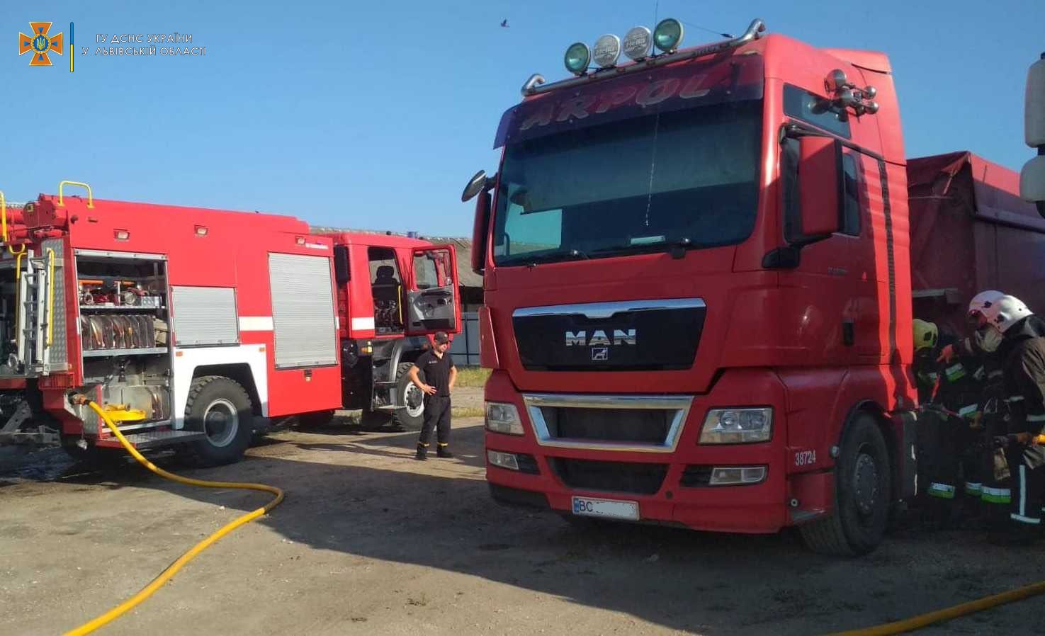 У Золочівському районі горіла вантажівка