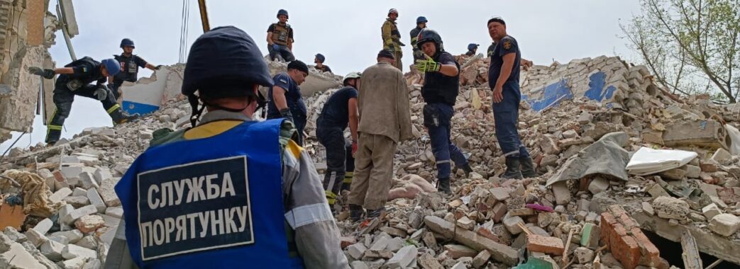 Під завалами будинку на Донеччині вже знайшли тіла 15 загиблих мешканців (ВІДЕО)