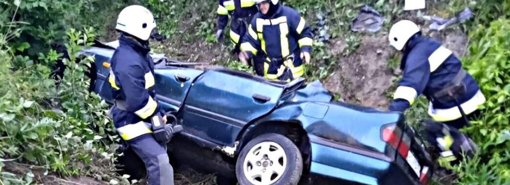 На Золочівщині водій автівки не впорався з керуванням і з’їхав у кювет: чоловік загинув