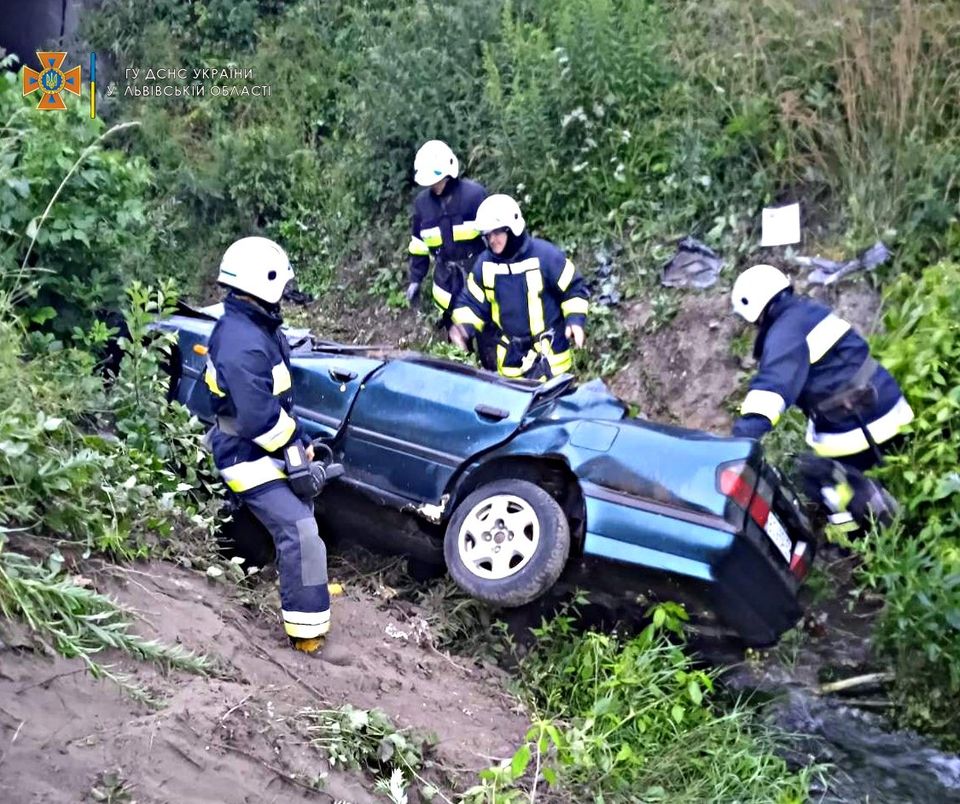 На Золочівщині водій автівки не впорався з керуванням і з’їхав у кювет: чоловік загинув