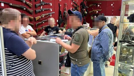 В Києві викрили мережу військових магазинів, яка продавала гуманітарну допомогу