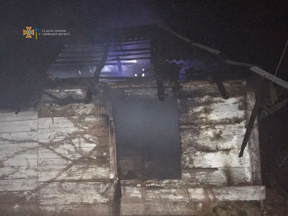 На Жовківщині 70-річний чоловік загинув у пожежі власного дому