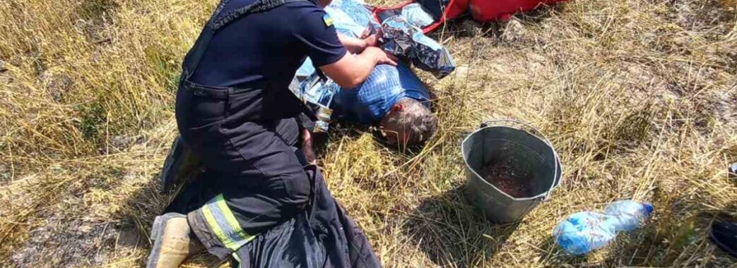 Ледь не згорів живцем: на Яворівщині вогнеборці врятували чоловіка посеред палаючого поля ячменю