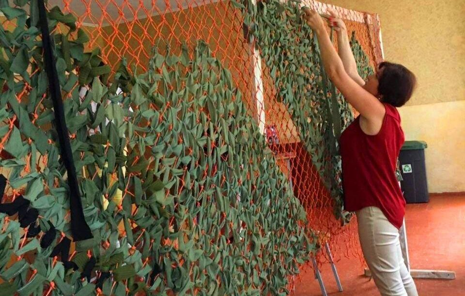 І дорослі, і малі: на Яворівщині місцеві жителі гуртом плетуть маскувальні сітки для ЗСУ