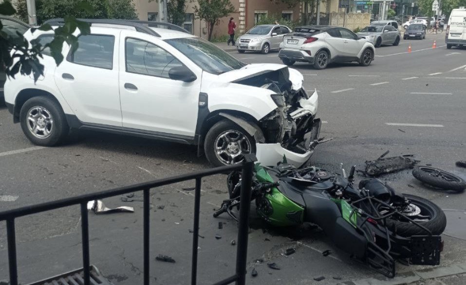 На вулиці Кульпарківській сталася ДТП легковика з мотоциклістом: рух відновлено
