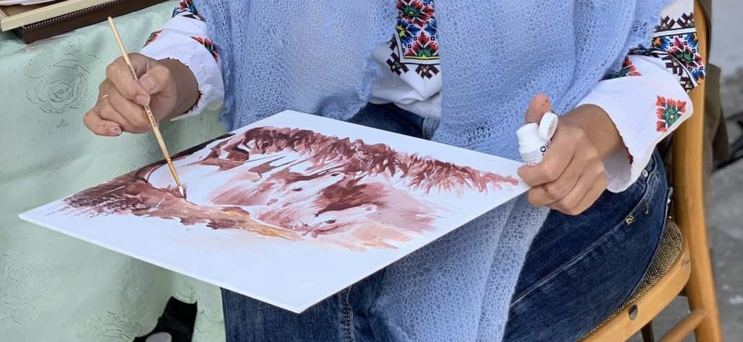 У Стрию мати полоненого бійця полку “Азов” продала свої картини, щоб допомогти ЗСУ
