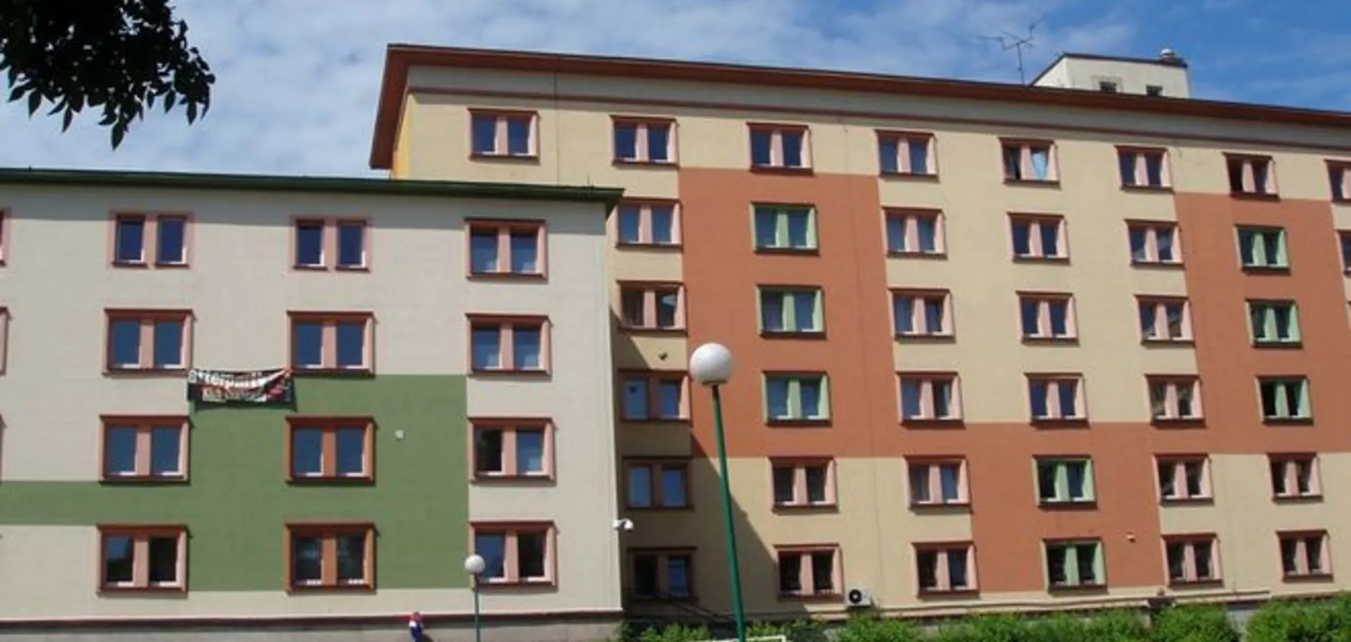 Українським біженцям в Польщі обіцяють квартири і роботу