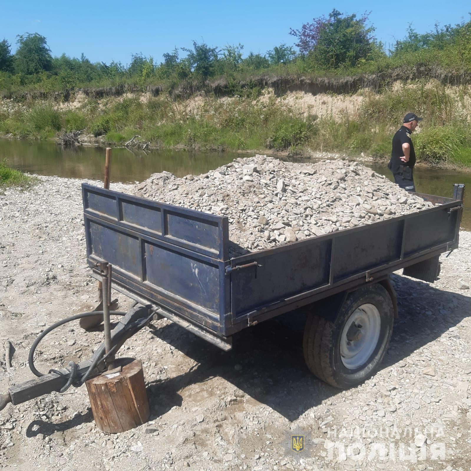 На Самбірщині двоє чоловіків незаконно видобували гравій