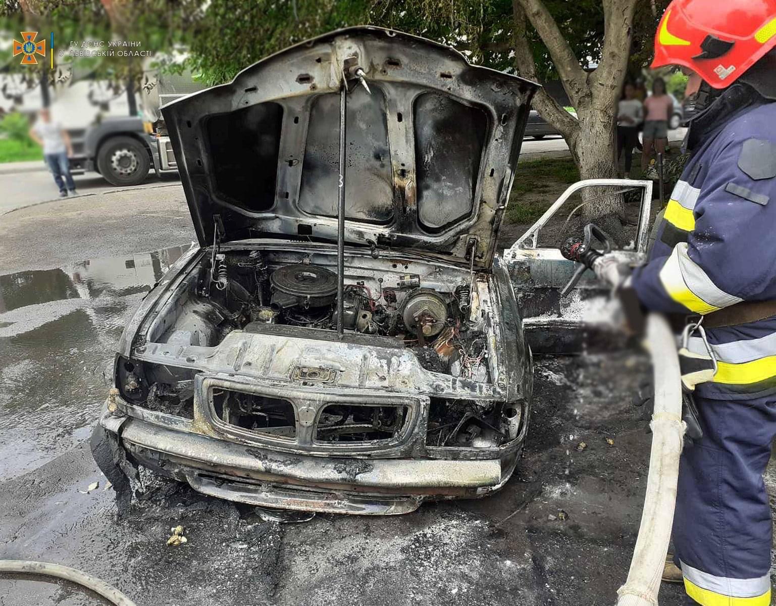 У Львові посеред дня спопелів автомобіль